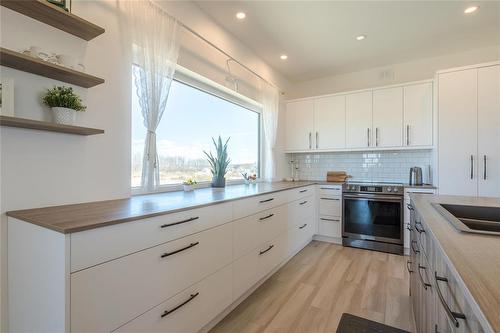 40063 34N Road, La Broquerie, MB - Indoor Photo Showing Kitchen With Double Sink With Upgraded Kitchen