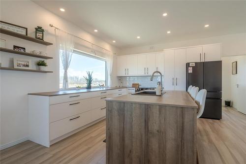 40063 34N Road, La Broquerie, MB - Indoor Photo Showing Kitchen