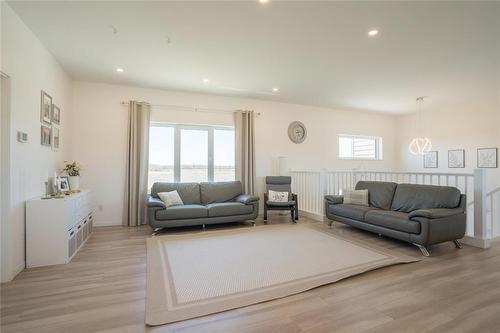 40063 34N Road, La Broquerie, MB - Indoor Photo Showing Living Room