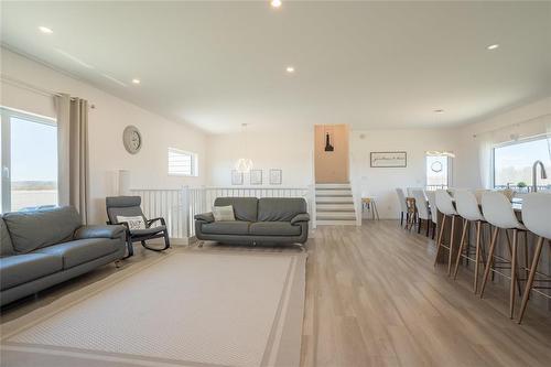 40063 34N Road, La Broquerie, MB - Indoor Photo Showing Living Room