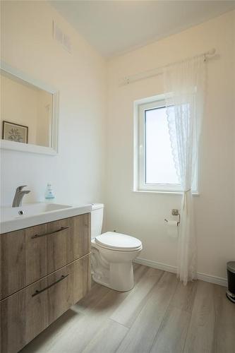 40063 34N Road, La Broquerie, MB - Indoor Photo Showing Bathroom