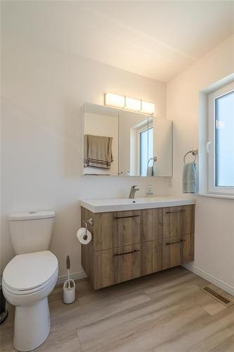 40063 34N Road, La Broquerie, MB - Indoor Photo Showing Bathroom