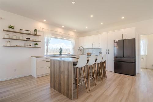 40063 34N Road, La Broquerie, MB - Indoor Photo Showing Kitchen With Upgraded Kitchen