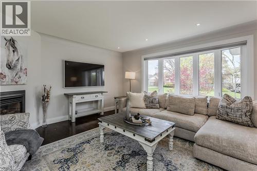 5411 Cornwall Crescent, Burlington, ON - Indoor Photo Showing Living Room
