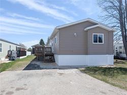 56 Sandale DR  Winnipeg, MB R2N 1A2