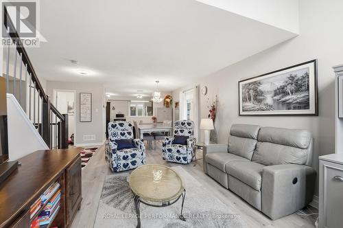 302 Galston Private, Ottawa, ON - Indoor Photo Showing Living Room