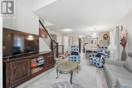 302 Galston Private, Ottawa, ON - Indoor Photo Showing Living Room