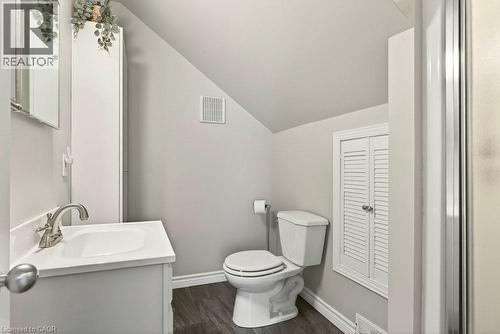 13 Richmond Street, Hamilton, ON - Indoor Photo Showing Bathroom