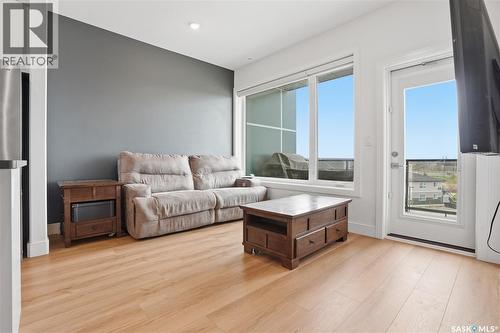 309 105 Willis Crescent, Saskatoon, SK - Indoor Photo Showing Living Room