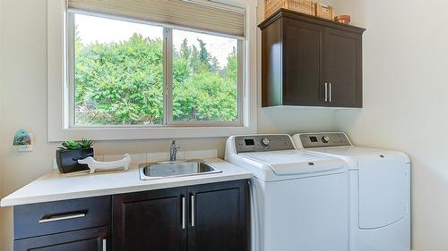 1-1865 Begbie Road, Kelowna, BC - Indoor Photo Showing Laundry Room