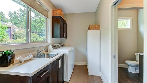 1-1865 Begbie Road, Kelowna, BC - Indoor Photo Showing Laundry Room