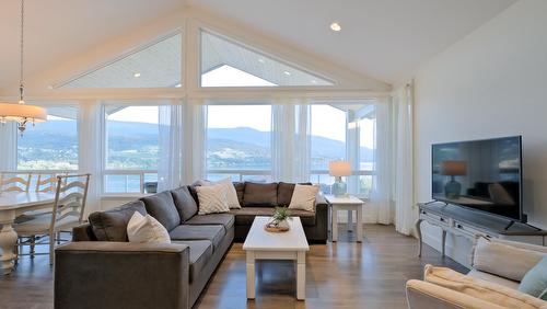 7345 Pointe Sage Drive, Coldstream, BC - Indoor Photo Showing Living Room
