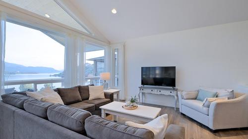 7345 Pointe Sage Drive, Coldstream, BC - Indoor Photo Showing Living Room