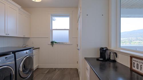 7345 Pointe Sage Drive, Coldstream, BC - Indoor Photo Showing Laundry Room