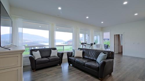 7345 Pointe Sage Drive, Coldstream, BC - Indoor Photo Showing Living Room