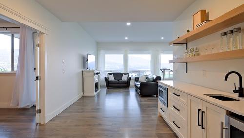 7345 Pointe Sage Drive, Coldstream, BC - Indoor Photo Showing Kitchen