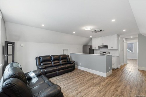 389 Whitmee Rd, Qualicum Beach, BC 