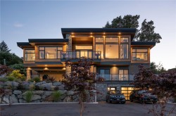 928 Claremont Ave Saanich, BC V8Y 1K3