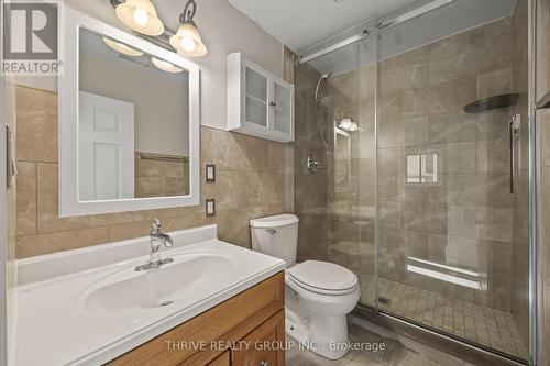 2 - 329 Thompson Road, London South (South I), ON - Indoor Photo Showing Bathroom