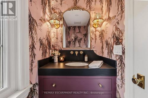 3081 Balmoral Avenue, Burlington, ON - Indoor Photo Showing Bathroom