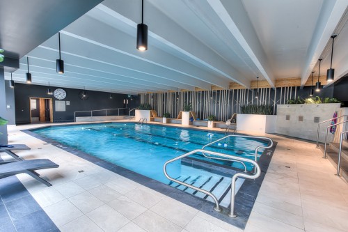 Piscine - 702-7 Boul. Simard, Saint-Lambert, QC - Indoor Photo Showing Other Room With In Ground Pool