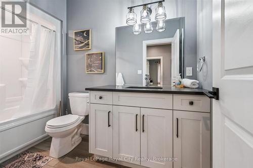 50 Faith Drive, Mapleton, ON - Indoor Photo Showing Bathroom
