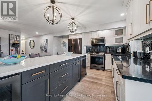 50 Faith Drive, Mapleton, ON - Indoor Photo Showing Kitchen With Upgraded Kitchen