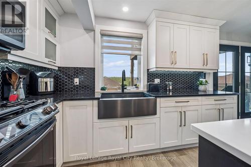 50 Faith Drive, Mapleton, ON - Indoor Photo Showing Kitchen
