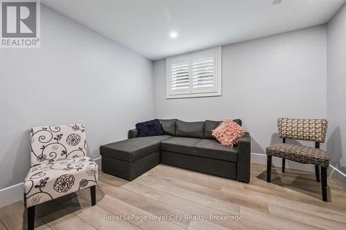 50 Faith Drive, Mapleton, ON - Indoor Photo Showing Living Room