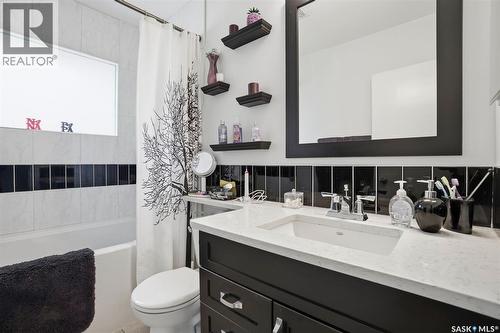 35 Harrison Crescent, Saskatoon, SK - Indoor Photo Showing Bathroom