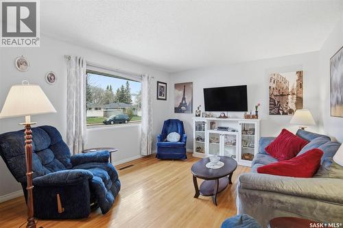 35 Harrison Crescent, Saskatoon, SK - Indoor Photo Showing Living Room