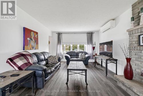 1824 Elgin Street, Cornwall, ON - Indoor Photo Showing Living Room