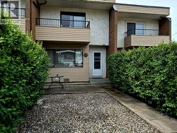Front of home and access gate from the street - 