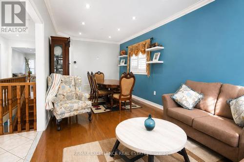 5 Castlegate Boulevard, Brampton, ON - Indoor Photo Showing Living Room