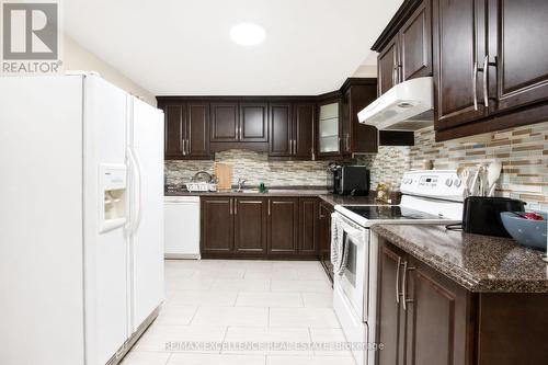 5 Castlegate Boulevard, Brampton, ON - Indoor Photo Showing Kitchen