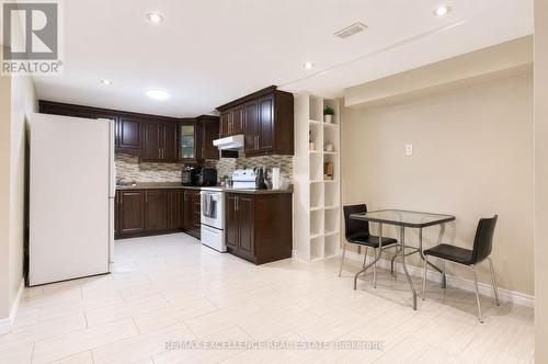 5 Castlegate Boulevard, Brampton, ON - Indoor Photo Showing Kitchen