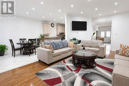 5 Castlegate Boulevard, Brampton, ON - Indoor Photo Showing Living Room