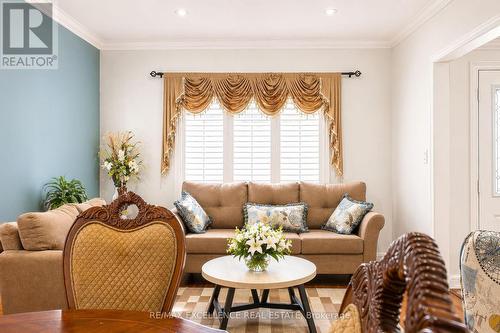 5 Castlegate Boulevard, Brampton, ON - Indoor Photo Showing Living Room