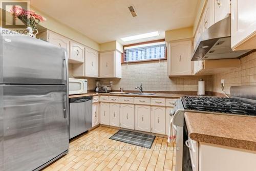 1400 Bough Beeches Boulevard, Mississauga, ON - Indoor Photo Showing Kitchen With Double Sink