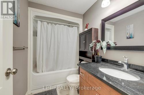 4 piece washroom - 6 - 10 Fallowfield Drive, Kitchener, ON - Indoor Photo Showing Bathroom