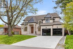 512 WEYNWAY COURT  Oakville, ON L6L 4G7