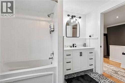 490 Knightsbridge Crescent, Ancaster, ON - Indoor Photo Showing Bathroom