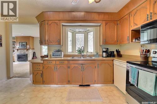 15 Academy Park Road, Regina, SK - Indoor Photo Showing Kitchen With Double Sink