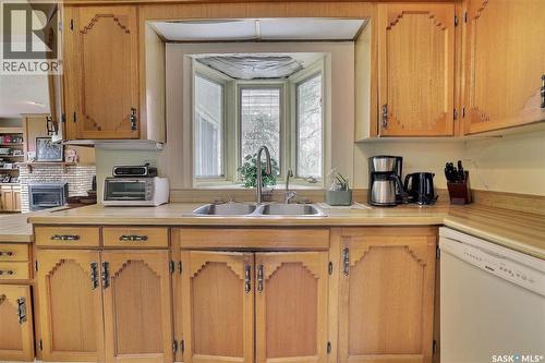 15 Academy Park Road, Regina, SK - Indoor Photo Showing Kitchen With Double Sink