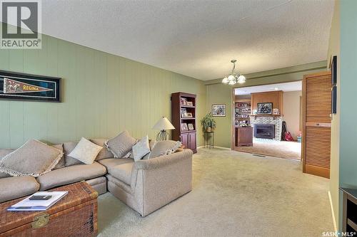 15 Academy Park Road, Regina, SK - Indoor Photo Showing Living Room