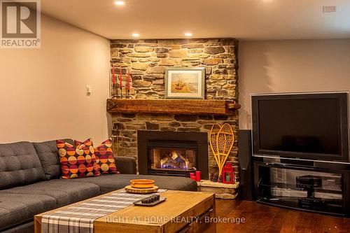 3325 Enniskillen Circle, Mississauga, ON - Indoor Photo Showing Living Room With Fireplace
