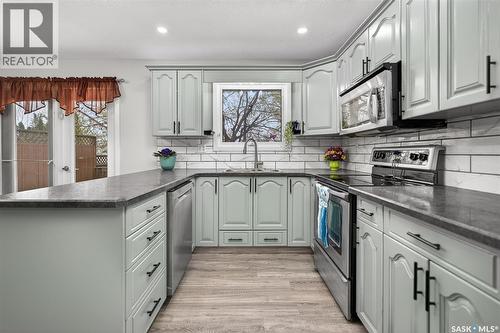 1227 Pascoe Drive E, Moose Jaw, SK - Indoor Photo Showing Kitchen With Upgraded Kitchen