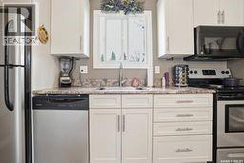 9 Ryan Road, Regina, SK - Indoor Photo Showing Kitchen With Upgraded Kitchen