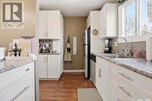 9 Ryan Road, Regina, SK - Indoor Photo Showing Kitchen