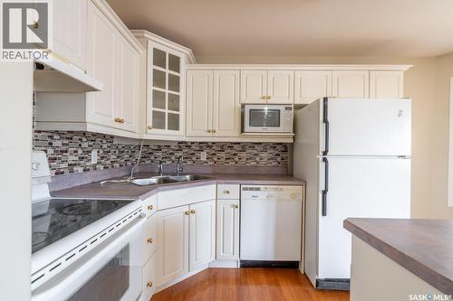 3119 Truesdale Drive E, Regina, SK - Indoor Photo Showing Kitchen With Double Sink